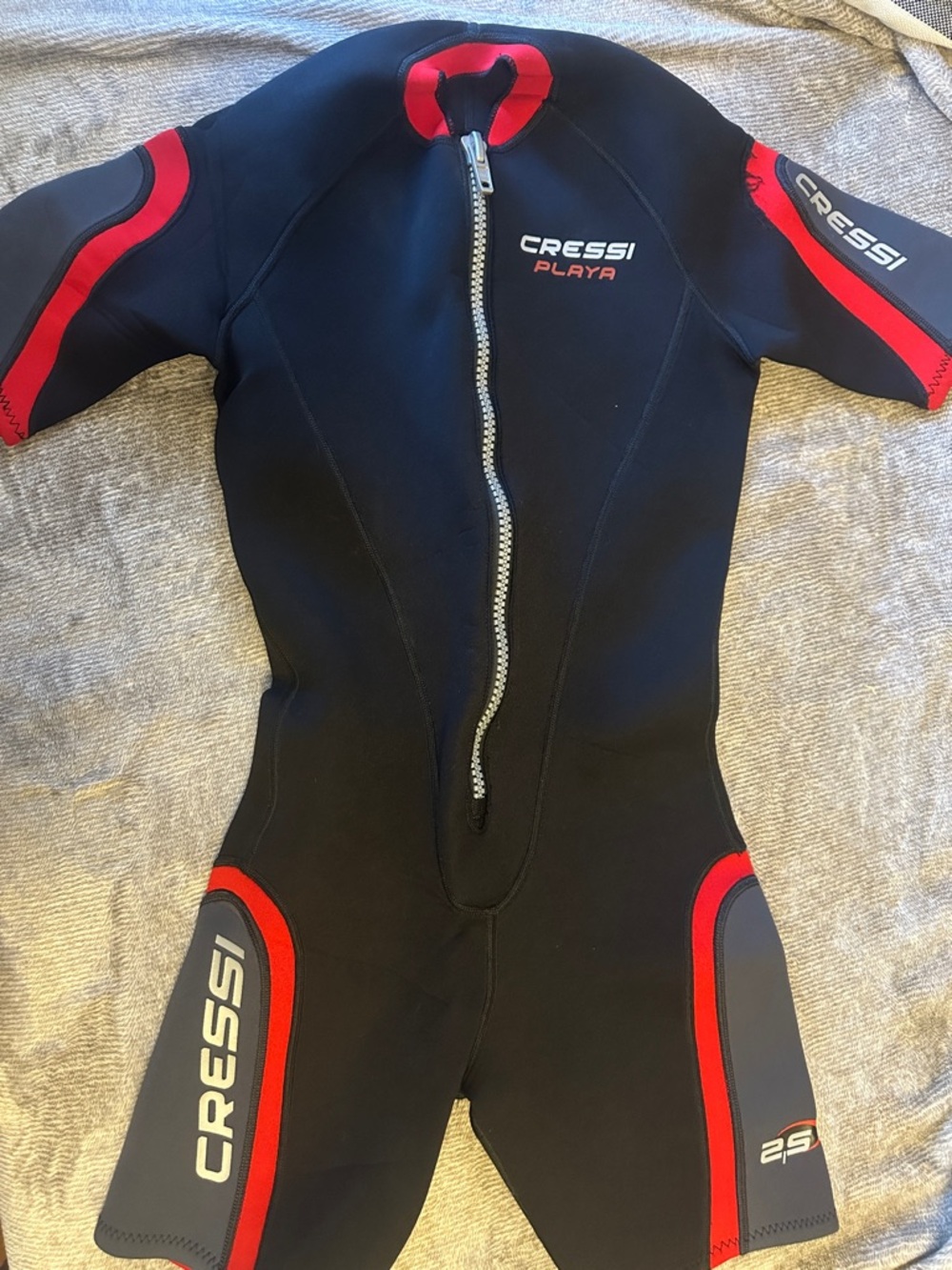 Cressi Playa Men’s size S/2 Black & Red Shorty Wetsuit